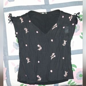 NWT Super cute CURE top with flower embroidery 1X